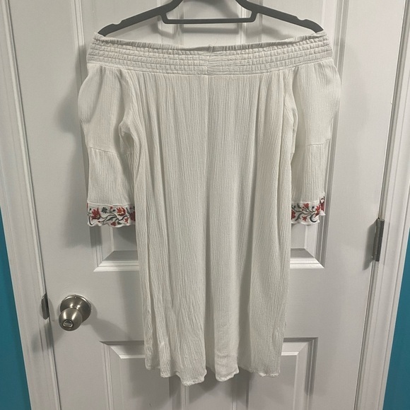 XS off the shoulder white embroidered dress - Picture 3 of 3